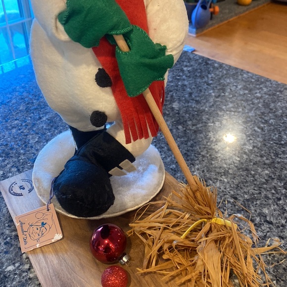 20 inch vintage Annalee snowman with hat and broom doll with original tag - Picture 5 of 6